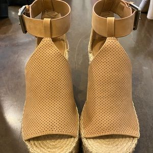 NWT Marc Fisher Tan wedges size 7